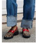 Mocasines con Estampado Leopardo y Detalles Rojos