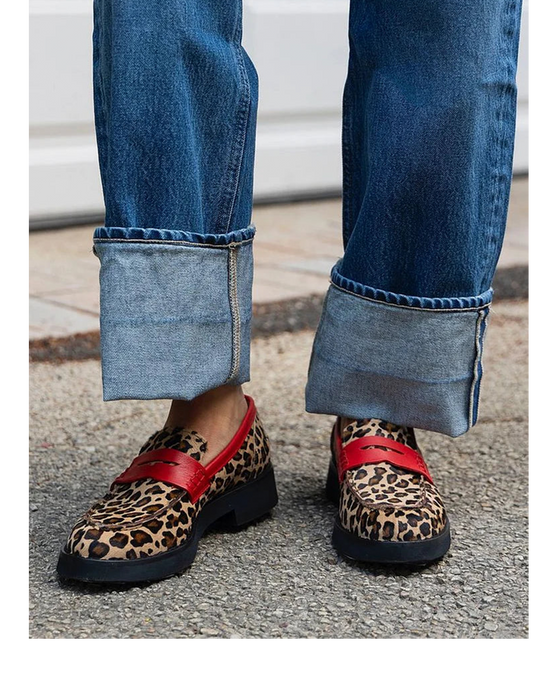 Mocasines con Estampado Leopardo y Detalles Rojos