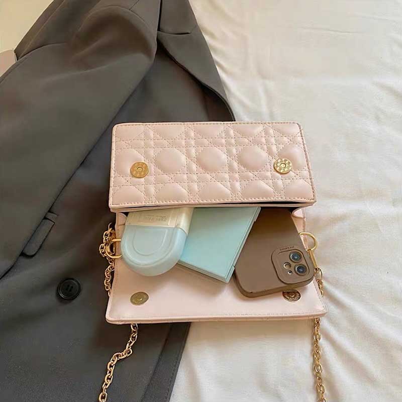 Bolso acolchado con lazo