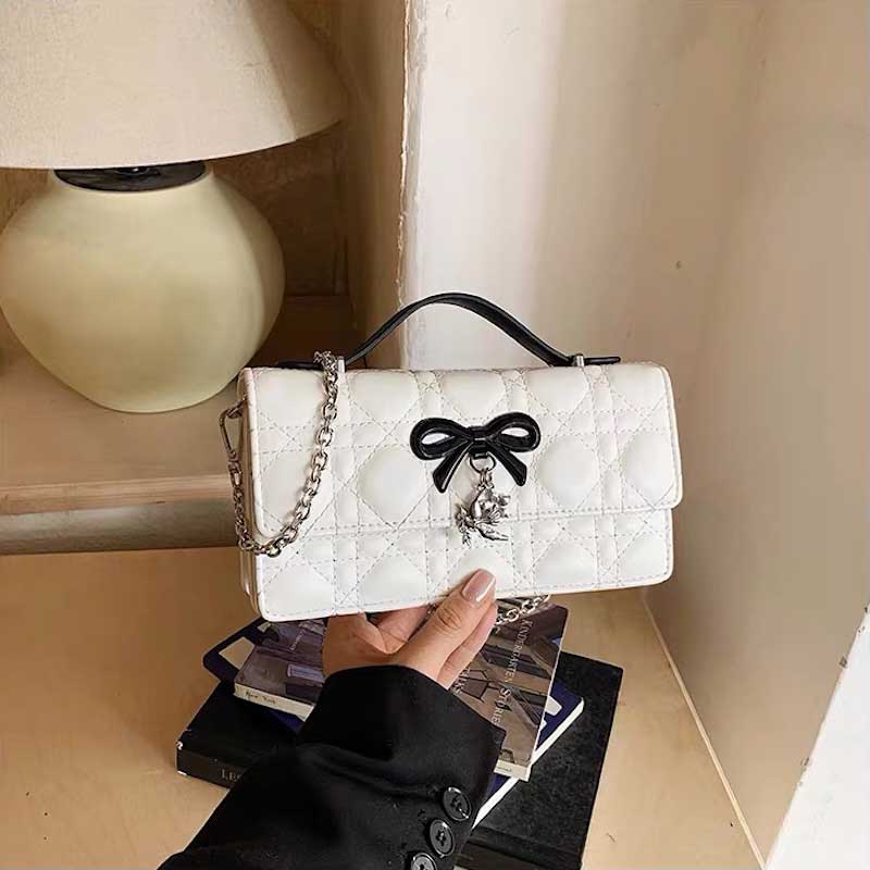 Bolso acolchado con lazo