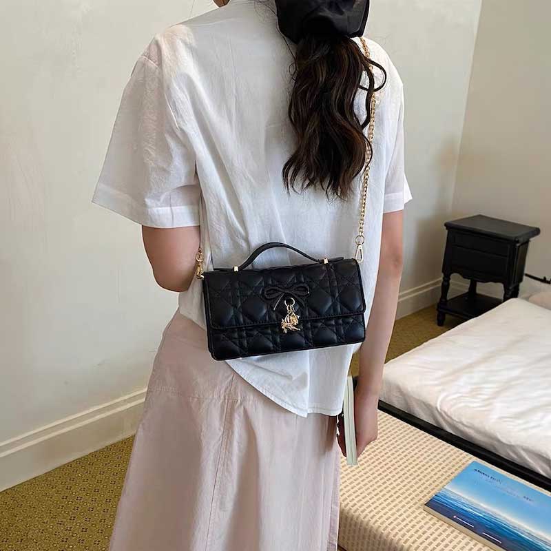Bolso acolchado con lazo