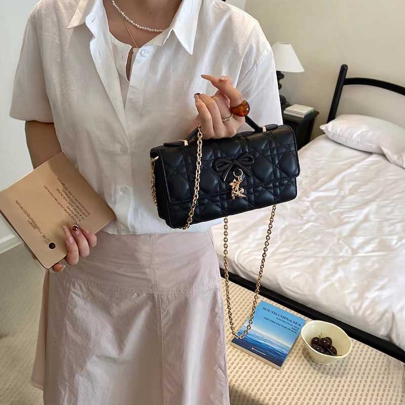 Bolso acolchado con lazo