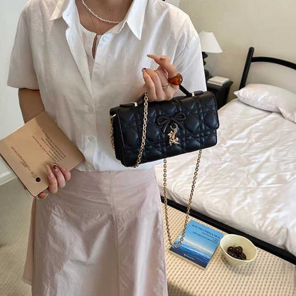 Bolso acolchado con lazo