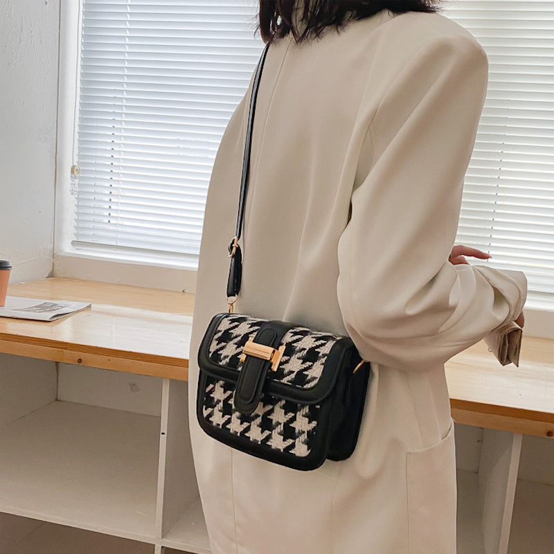 Bolso con detalle dorado
