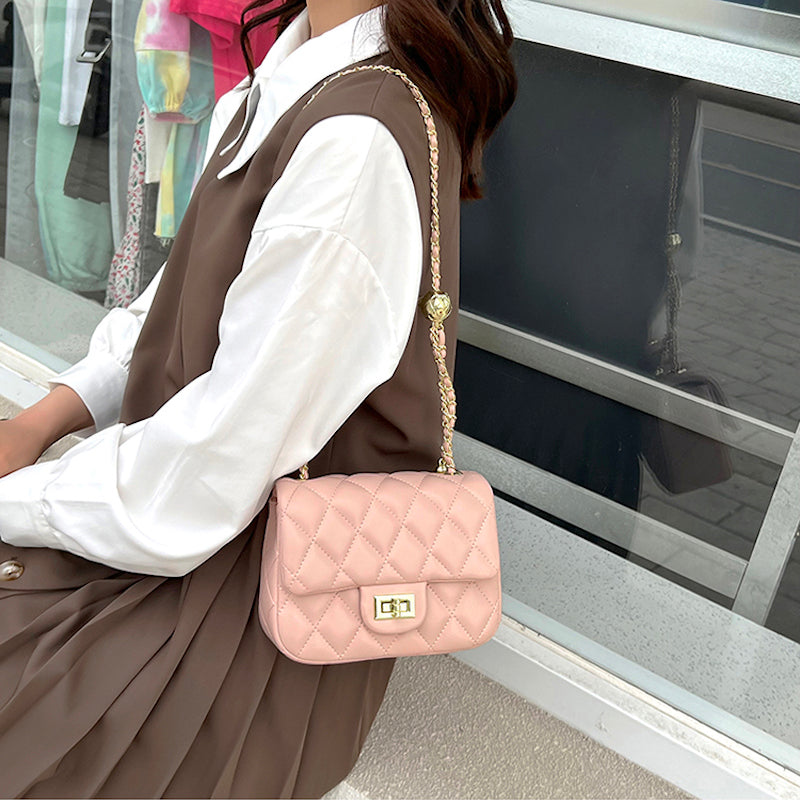 Bolso con cadena dorada