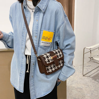 Bolso con detalle dorado