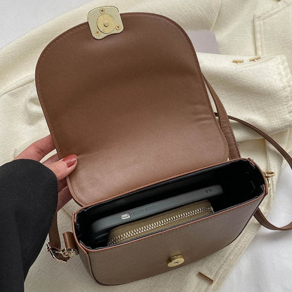 Bolso con botón dorado
