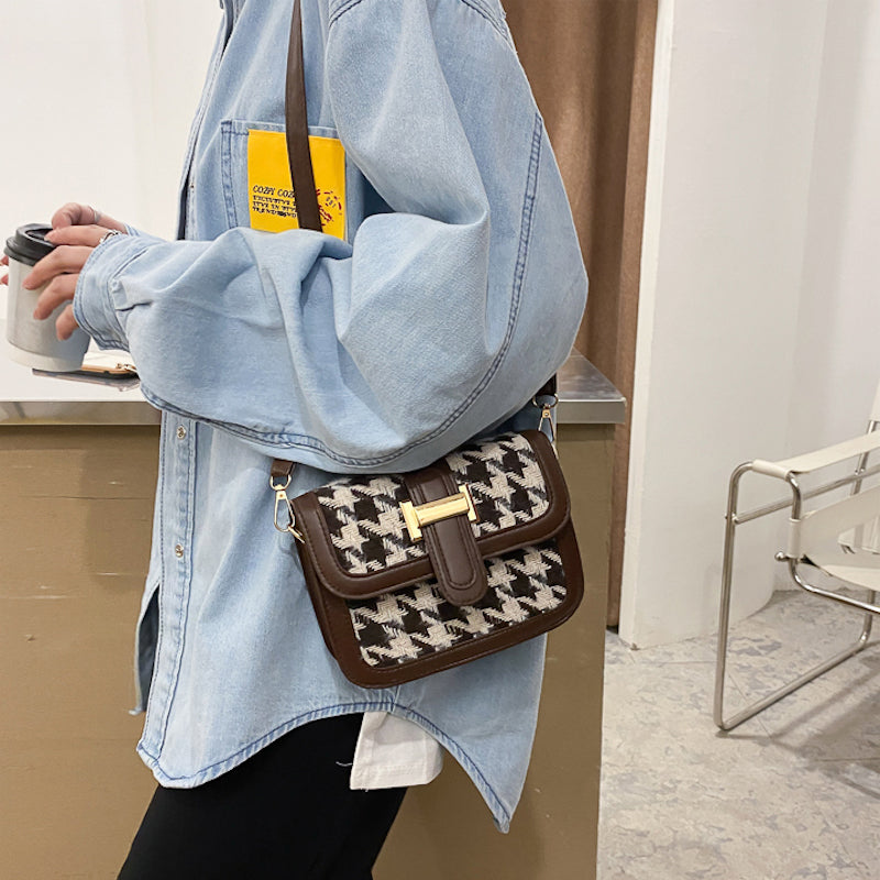 Bolso con detalle dorado