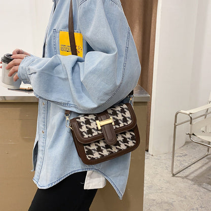 Bolso con detalle dorado