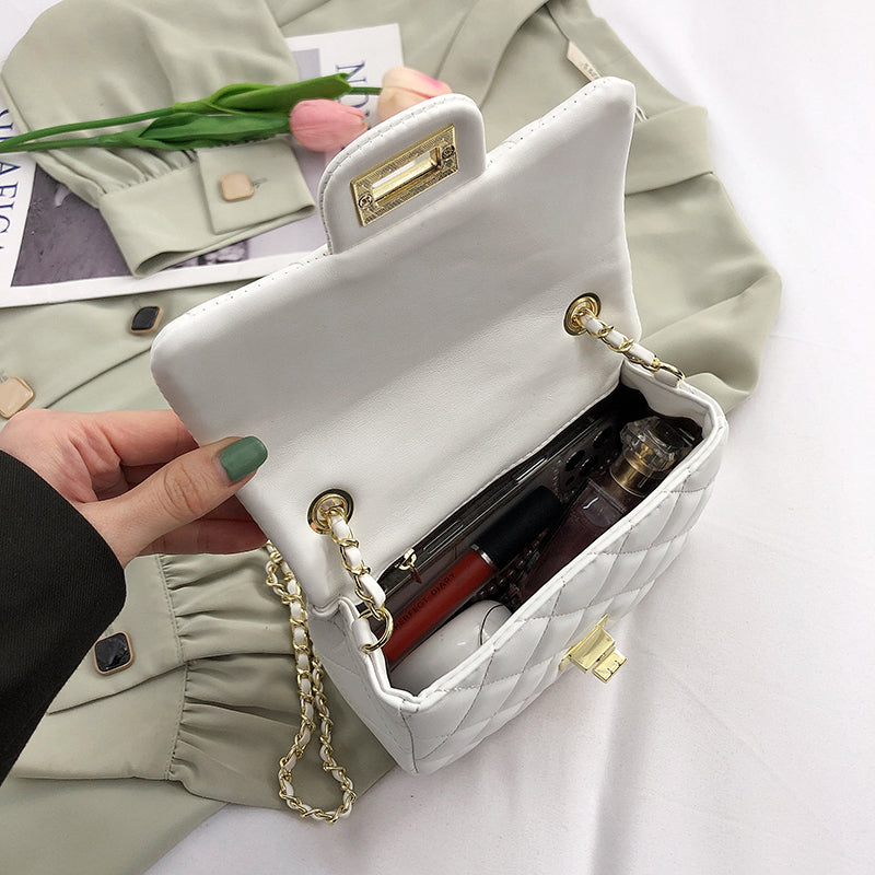 Bolso con cadena dorada