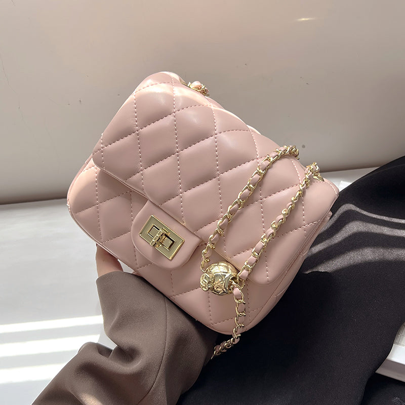 Bolso con cadena dorada