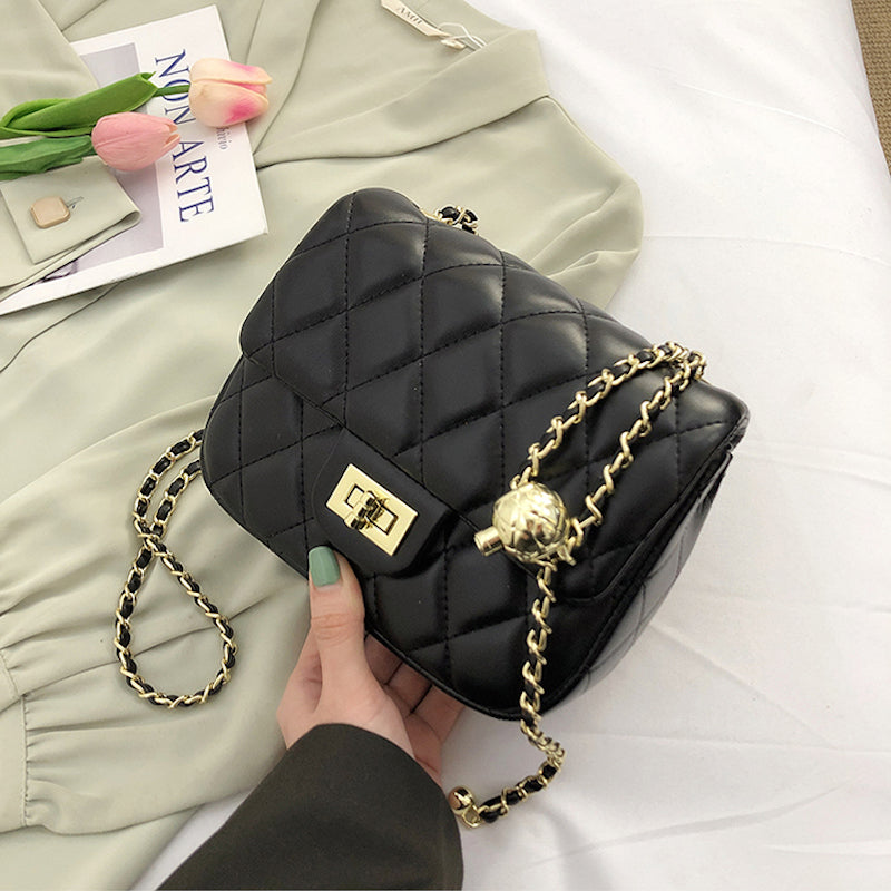 Bolso con cadena dorada
