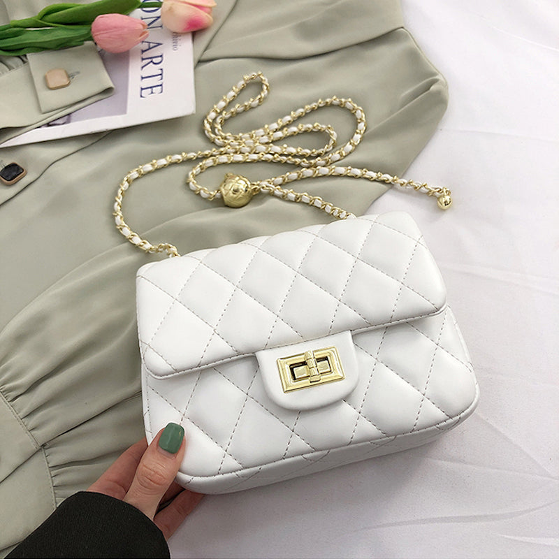 Bolso con cadena dorada