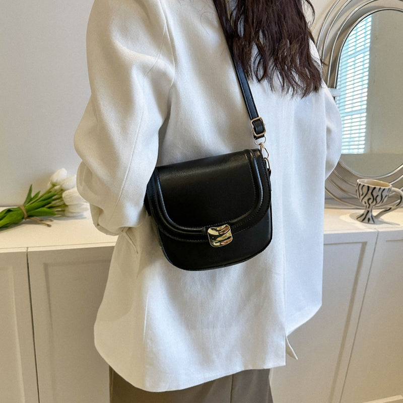 Bolso con botón dorado