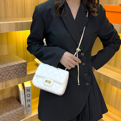 Bolso con cadena dorada