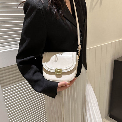 Bolso con botón dorado