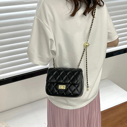 Bolso con cadena dorada
