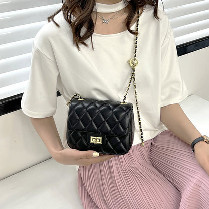 Bolso con cadena dorada