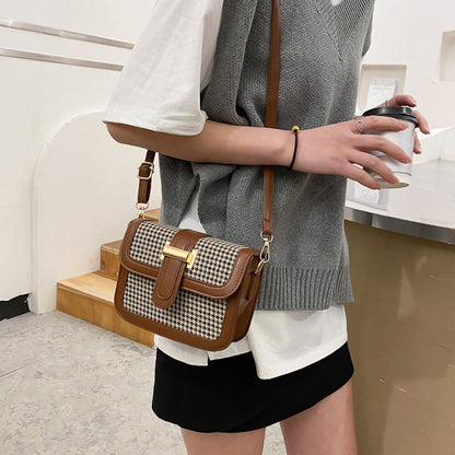 Bolso con detalle dorado