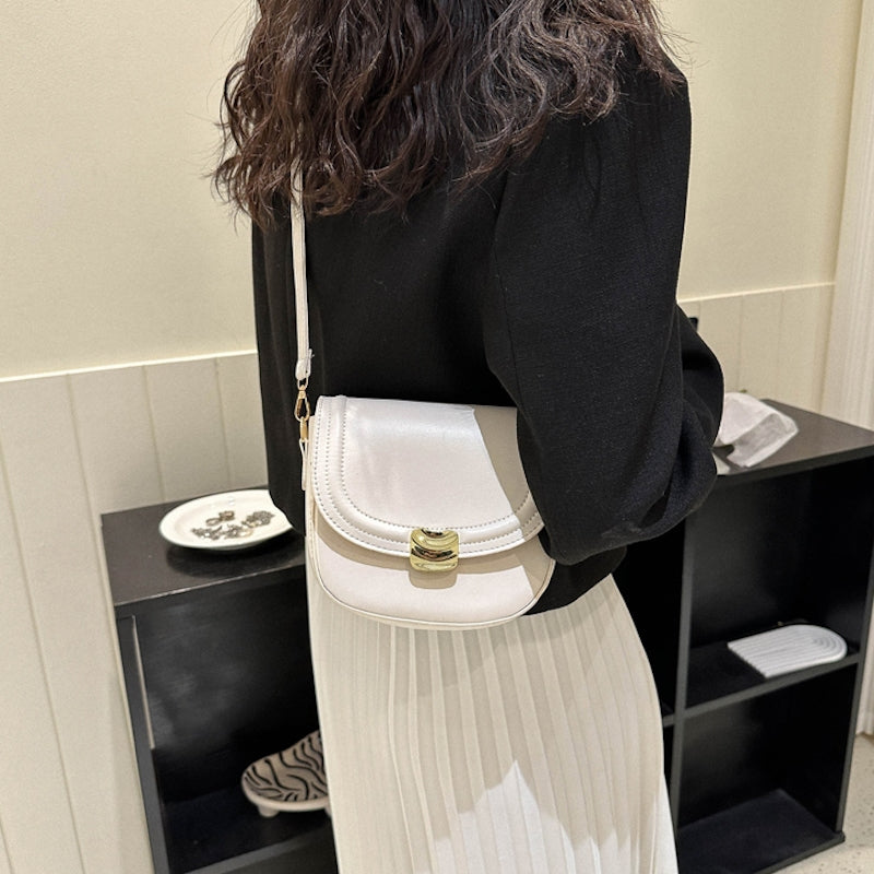 Bolso con botón dorado
