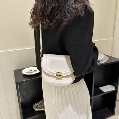 Bolso con botón dorado