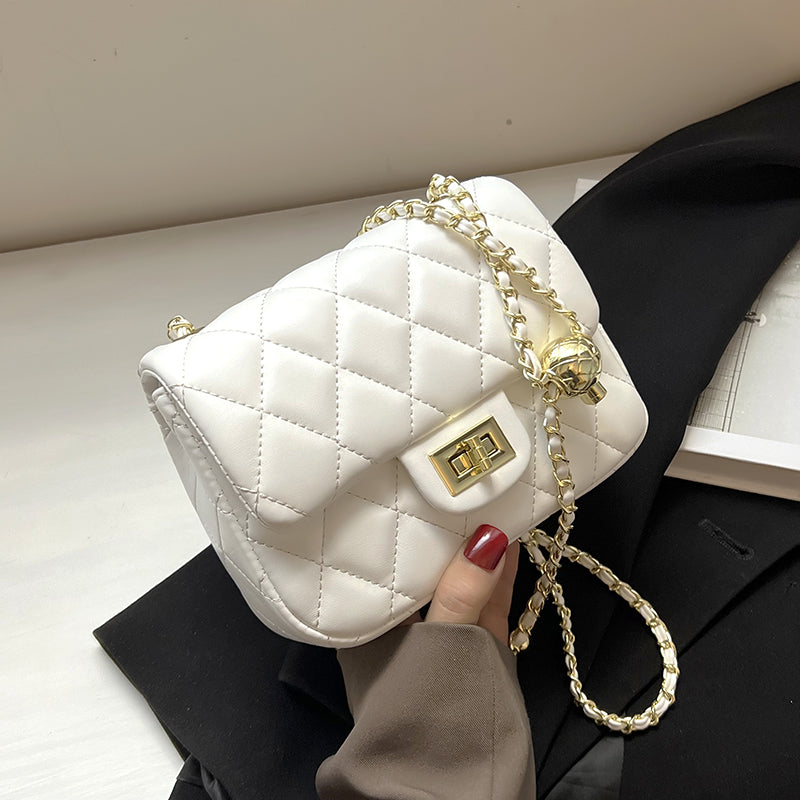 Bolso con cadena dorada