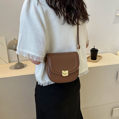 Bolso con botón dorado