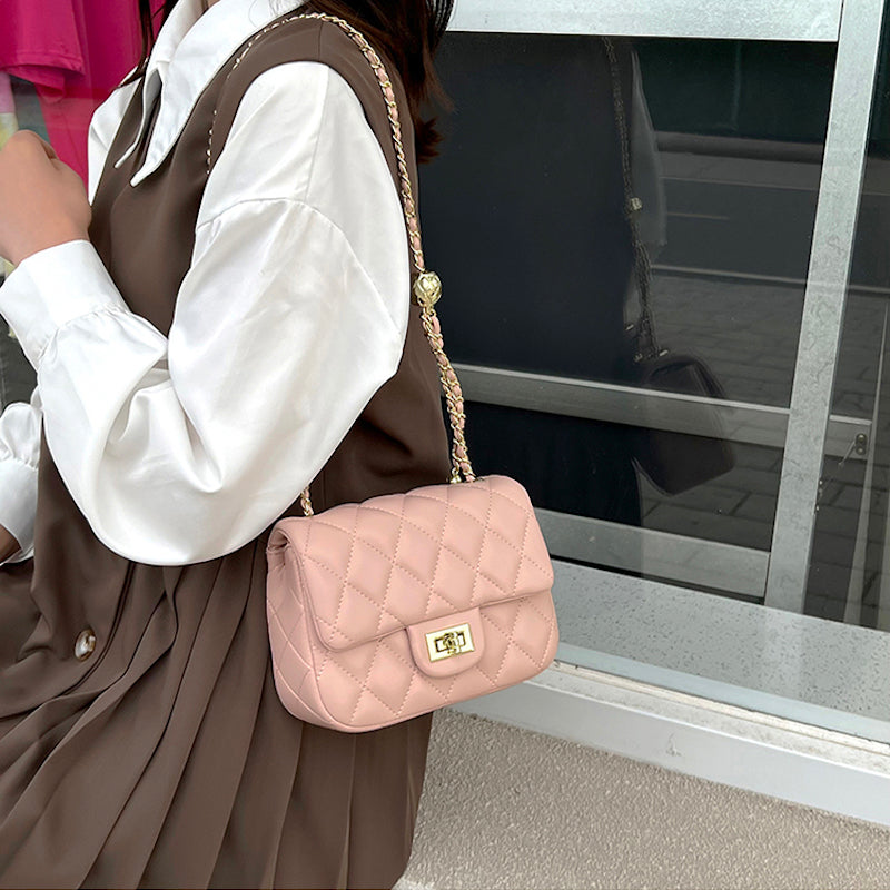 Bolso con cadena dorada