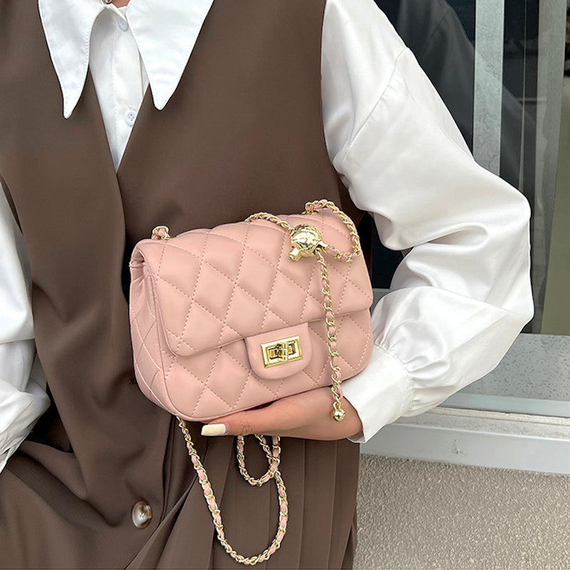 Bolso con cadena dorada