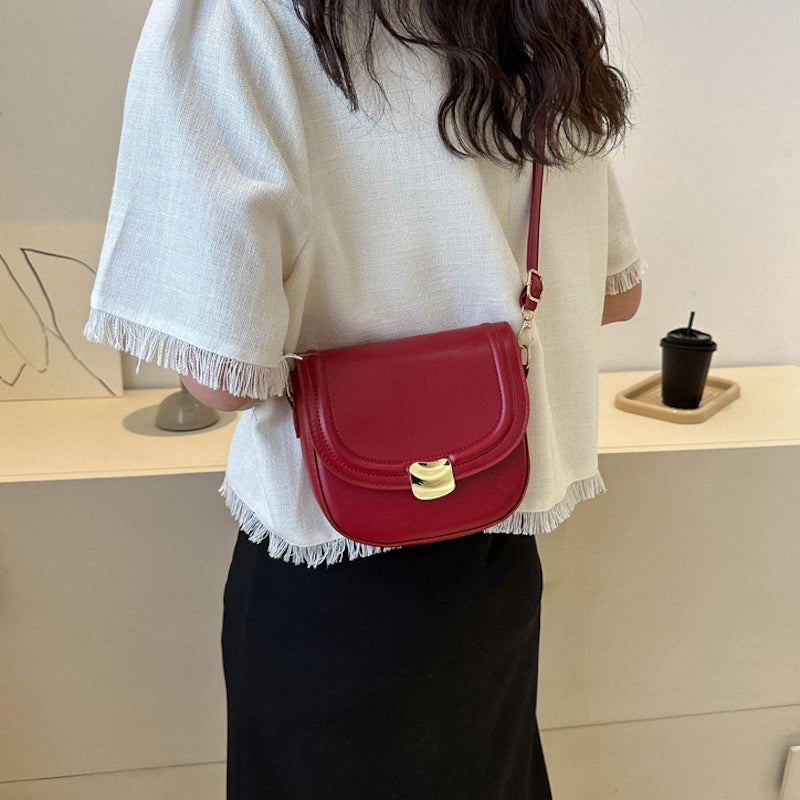 Bolso con botón dorado