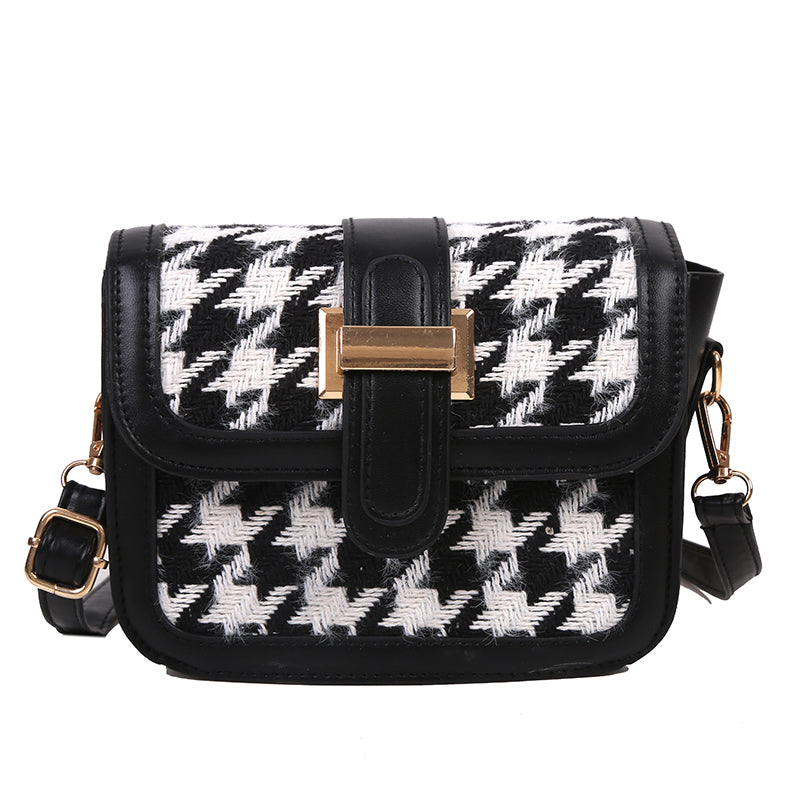 Bolso con detalle dorado