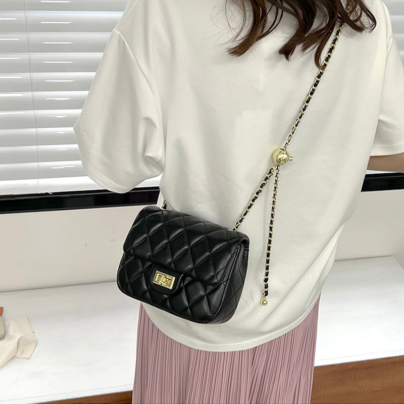 Bolso con cadena dorada