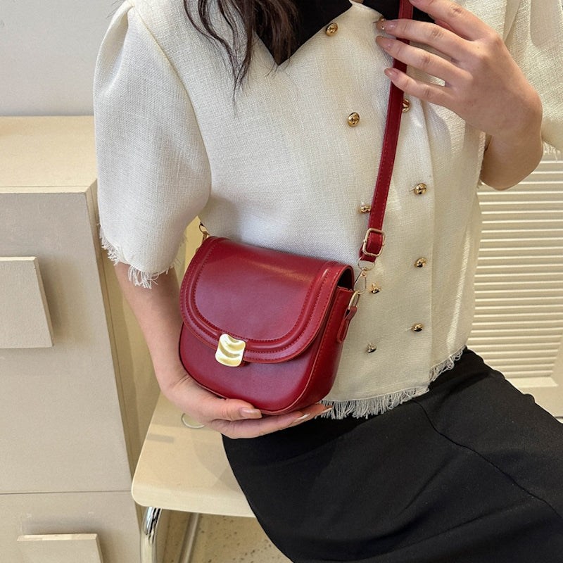 Bolso con botón dorado