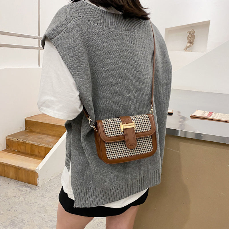 Bolso con detalle dorado