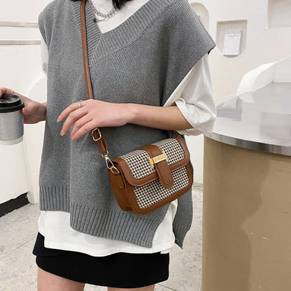 Bolso con detalle dorado