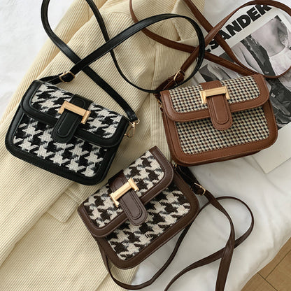 Bolso con detalle dorado