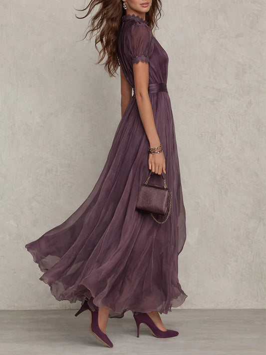 Flavia™ | Vestido largo morado con escote en gota y borde de encaje de chifón
