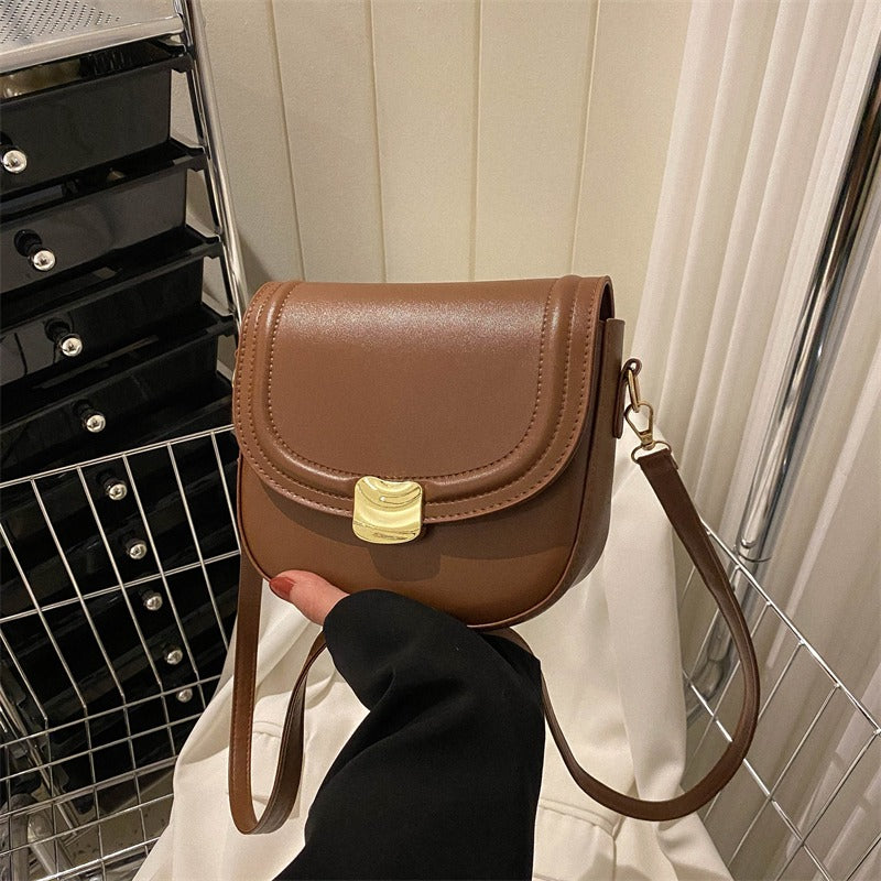 Bolso con botón dorado