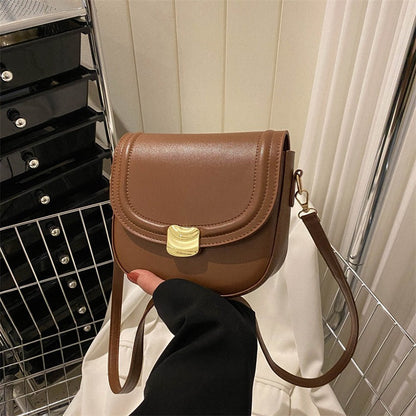 Bolso con botón dorado