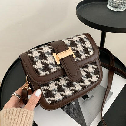 Bolso con detalle dorado
