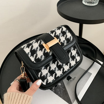 Bolso con detalle dorado