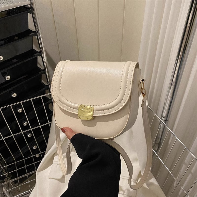 Bolso con botón dorado