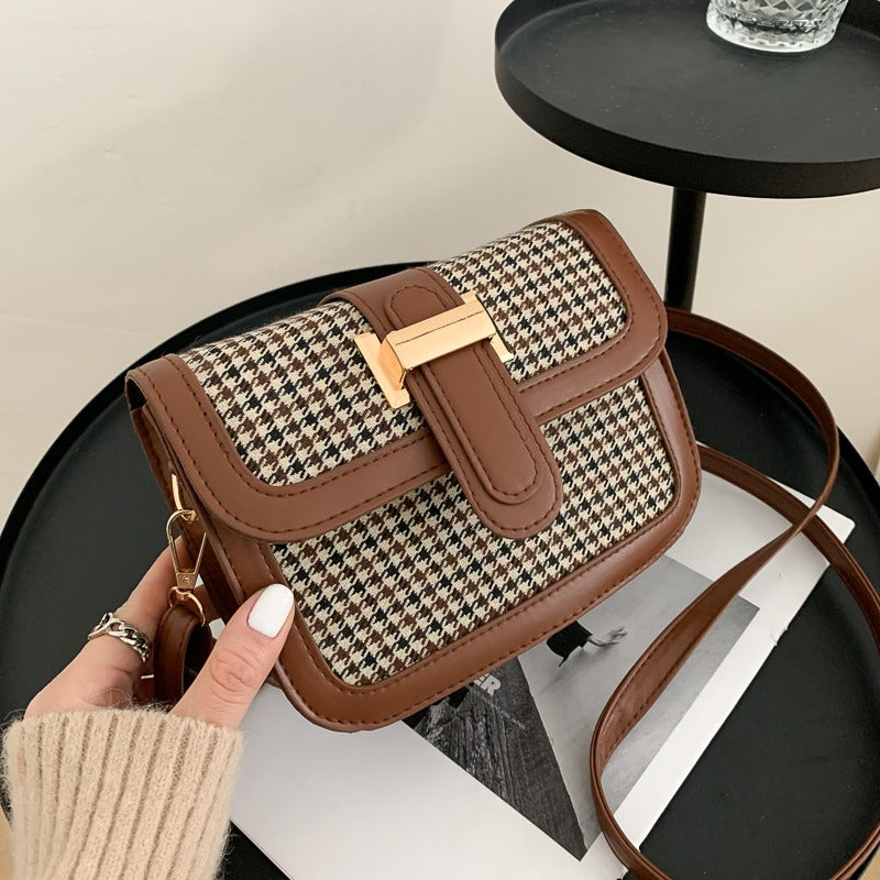 Bolso con detalle dorado