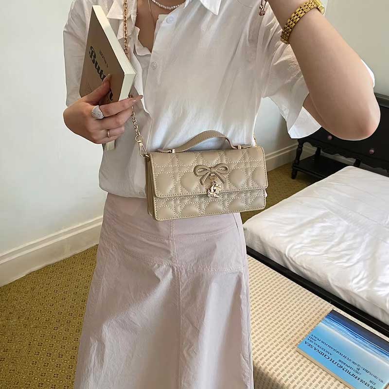 Bolso acolchado con lazo