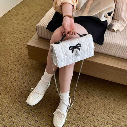 Bolso acolchado con lazo