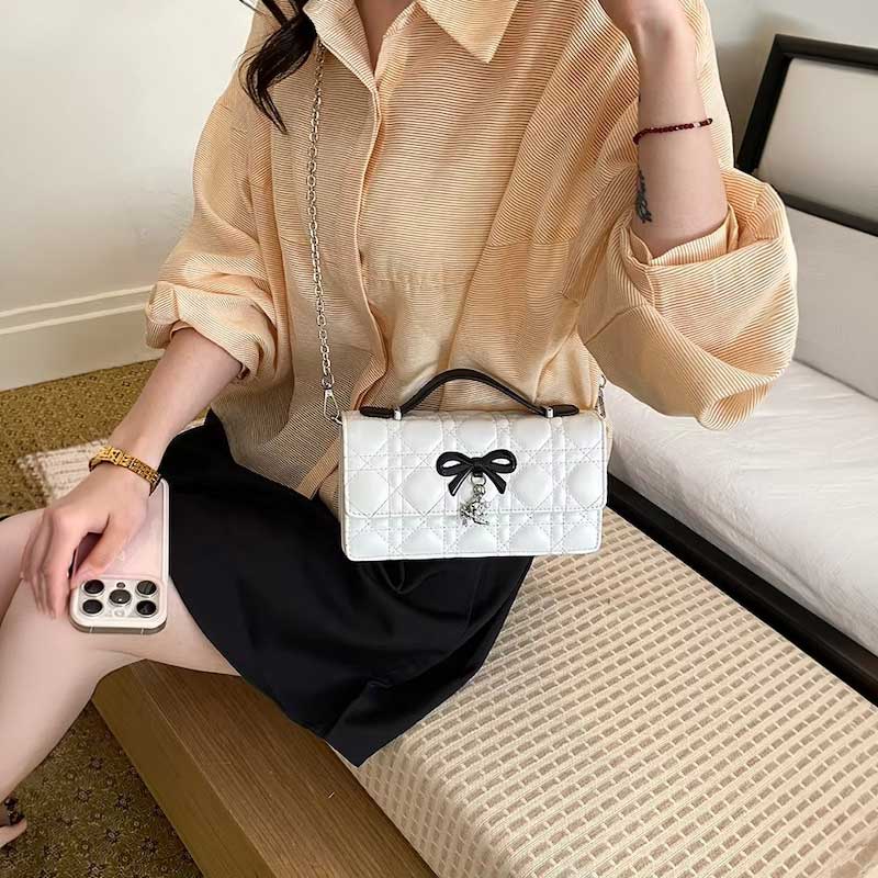 Bolso acolchado con lazo