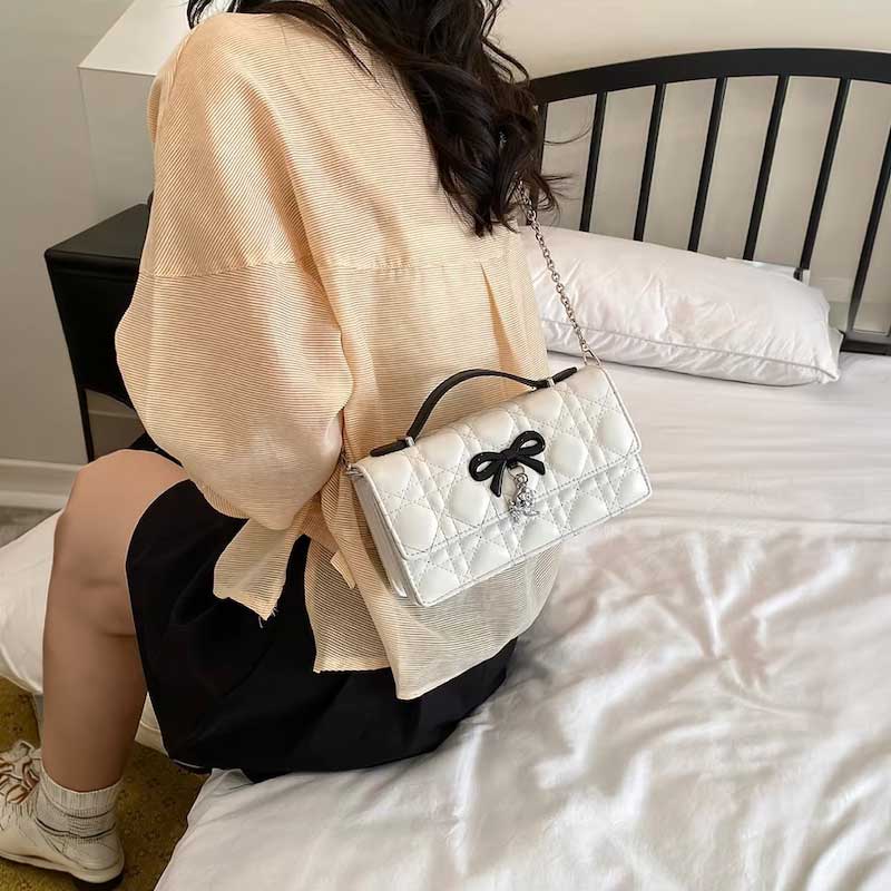 Bolso acolchado con lazo