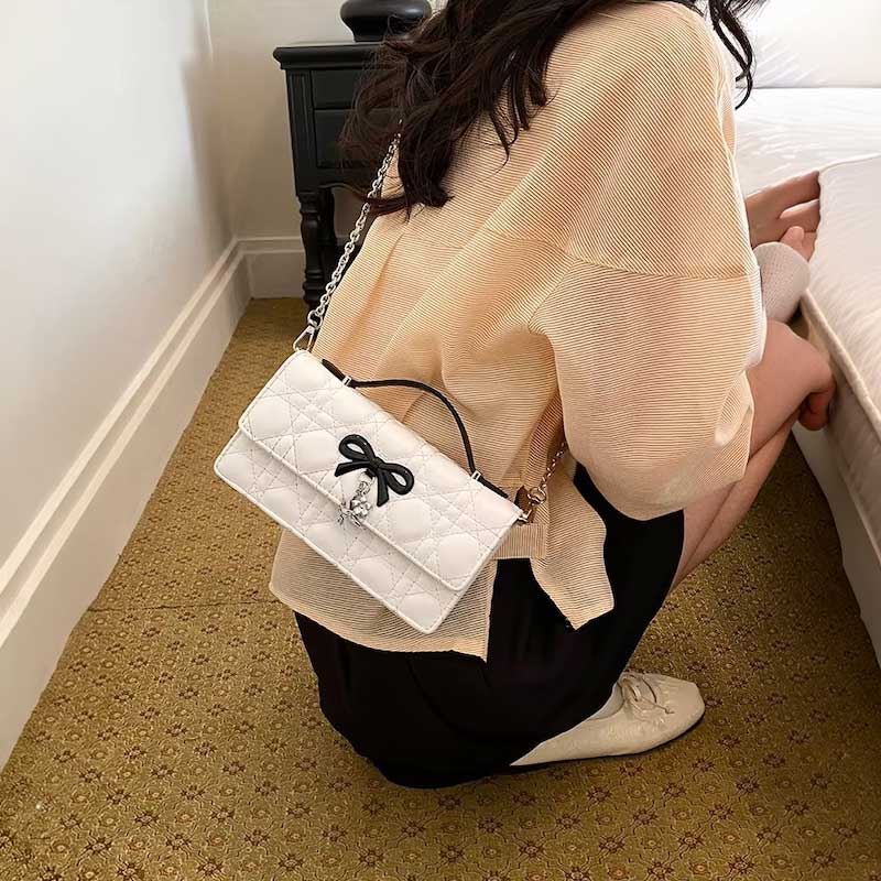 Bolso acolchado con lazo