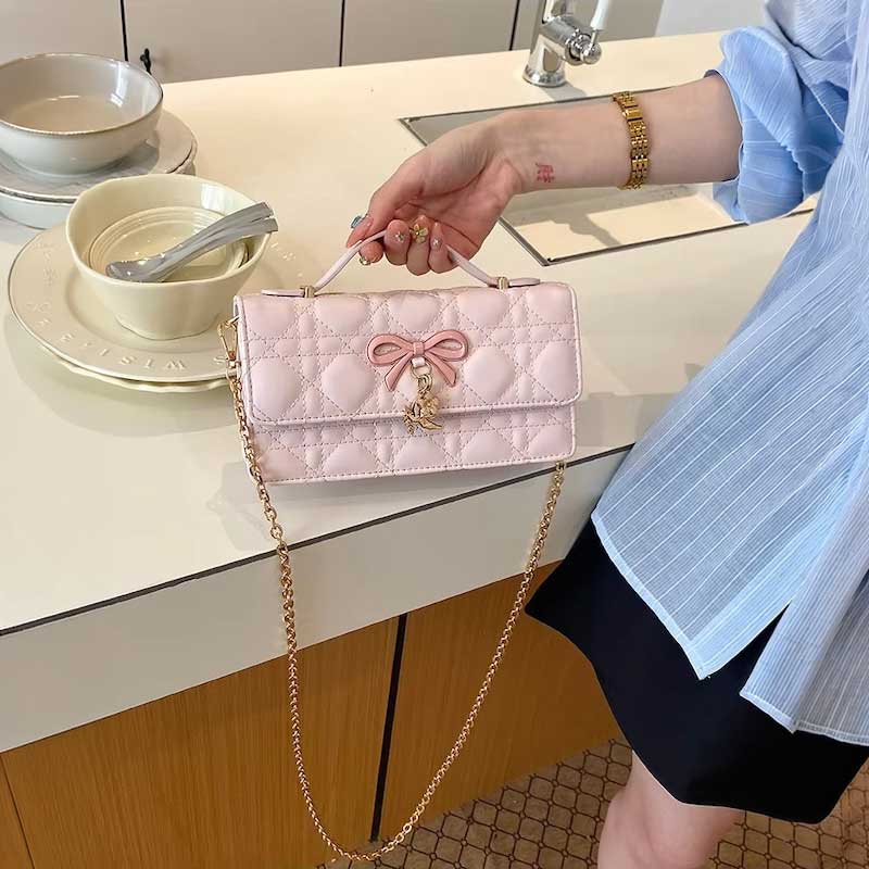 Bolso acolchado con lazo