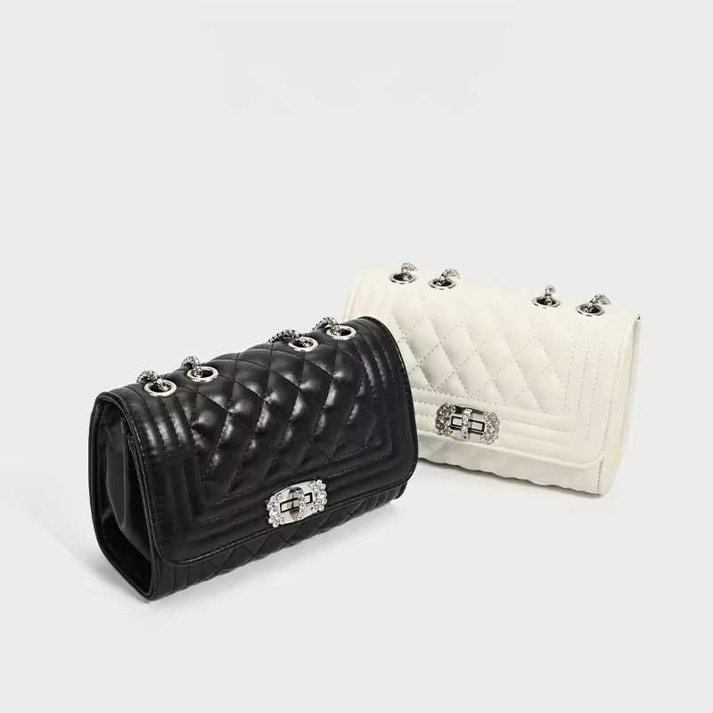 Bolso acolchado con cadena